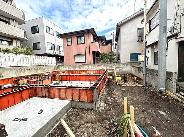 今しか見られない、住まいの土台。丁寧な作業で、安心とゆとりの土台を築いています。