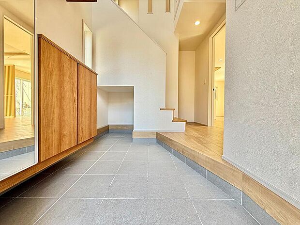 家全体を結ぶ廊下は、家族が自然と顔を合わせ、心が通い合う場所でもあります。過度な広さと清潔感を感じさせるデザインで、戸建てにぴったりの快適な暮らしを提供します。