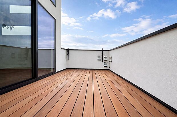 ワイドバルコニーは贅沢といえるほどの広さがございます。