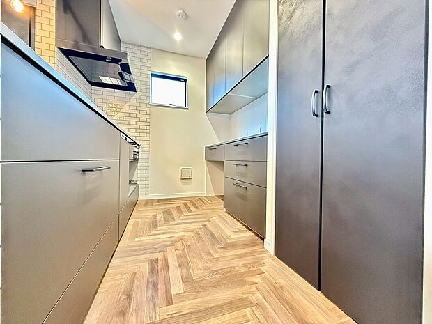 洗練されたカラーで統一されたキッチンは、ご家族を見守る事の出来る生活導線上に配置。皆が集まるLDKを見ながら振るう料理は、愛情と温もりが詰まった素敵なモノになりそうですね。