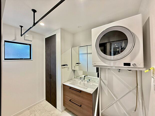 平日の朝であっても、落ち着きとくつろぎを感じられる。歯磨き粉が行方不明になるようなごちゃごちゃ感も解消。スムーズに身支度が完了します。またガス式乾燥機「乾太くん」標準装備しております!