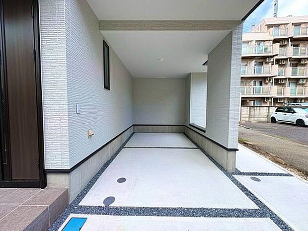 大切な愛車を守るビルトインガレージ。雨の日の乗り降りも快適で、暮らしの質を高めてくれます。建物と一体化したデザイン性の高さも魅力です。