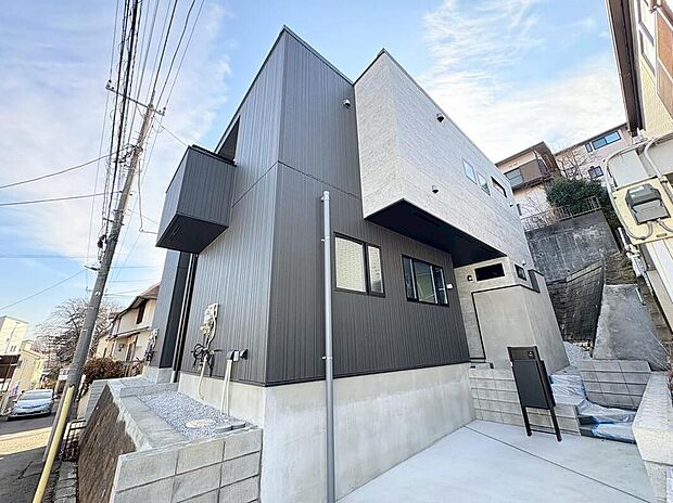 【現地外観写真】2トーンに分けた色合いにより、存在感のある外観デザインとなっております。