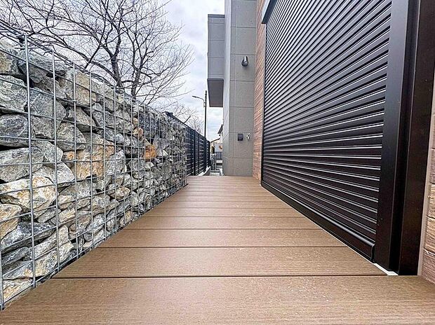 【ウッドデッキ】お子さまの遊び場やちょっとした外遊びにも使いやすく、目が届く場所なので安心して過ごせます。