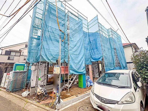 【現地外観写真】敷地内に駐車スペースを確保しており、家族の車の出し入れもスムーズです。
