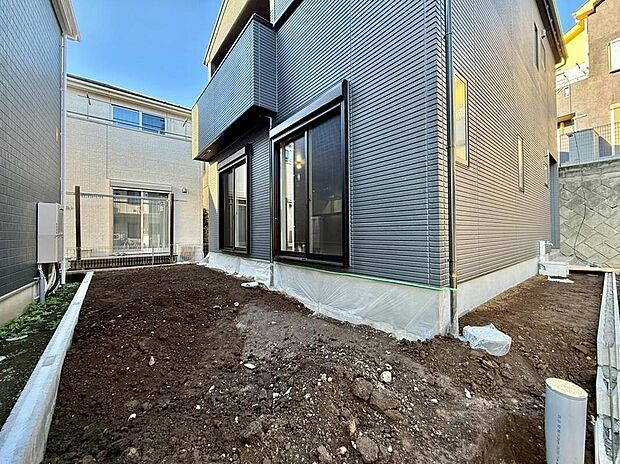 【庭】休日にはガーデニングやBBQを楽しむのにももってこいの、家族だけのプライベートガーデンです。