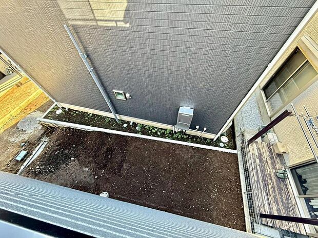 【住戸からの眺望写真】隣家との距離を保つ庭があることで、室内に心地よい風を招き入れ、柔らかな光を一日中届けてくれます。