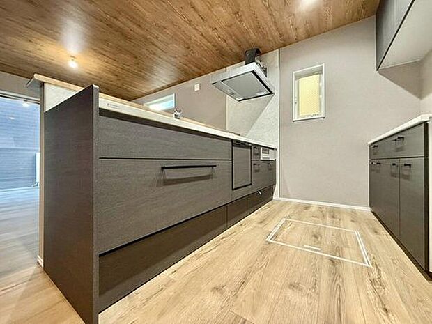 【キッチン】重厚な黒と清潔な白が織りなす、モダンな対面キッチン。片付けの時間さえも家族との語らいに変えてくれます。