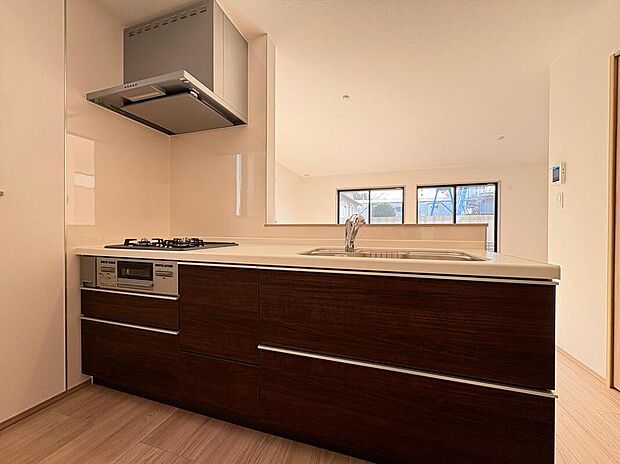 【キッチン】人気の対面式のキッチンは収納力もあり、ご家族と対話を楽しみながら料理をする事ができますね！