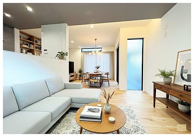 【リビング】リビングとダイニングがゆったり確保されており、家具の配置がしやすく使い勝手の良い空間になっています。※実際の室内写真をもとに、家具の配置例をCG合成しております