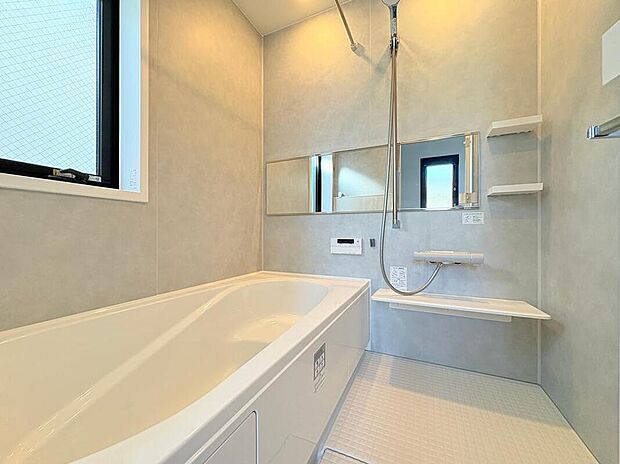 【浴室】追い焚き機能付きで、家族が時間をずらして入浴してもいつでも温かいお風呂を楽しめます。