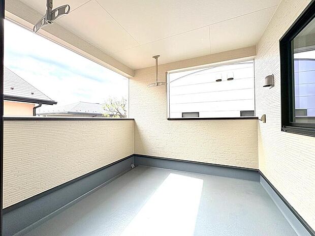 【バルコニー】日当たりが良く、晴れの日のお洗濯も楽しみになりますね