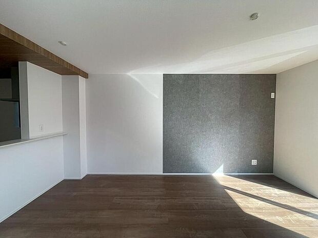 【リビング】窓からの暖かい陽射しで会話もはずむ明るいリビング