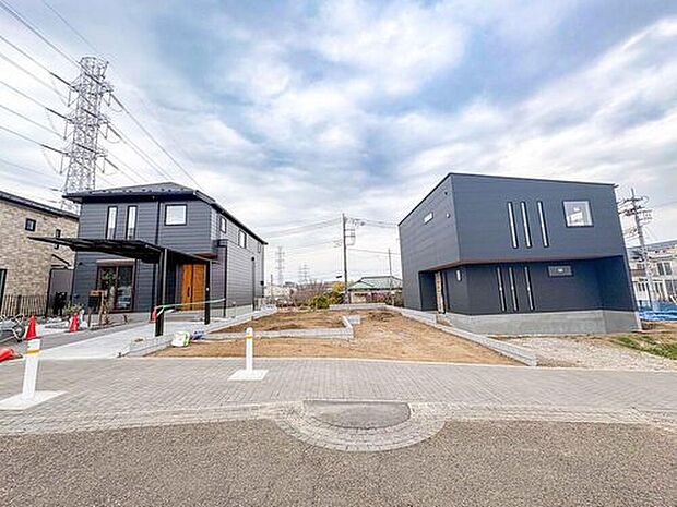 【現地外観写真】前面道路がしっかり確保されているため、お買い物時の車の出入りもしやすく、暮らしのストレスが少なくなります。