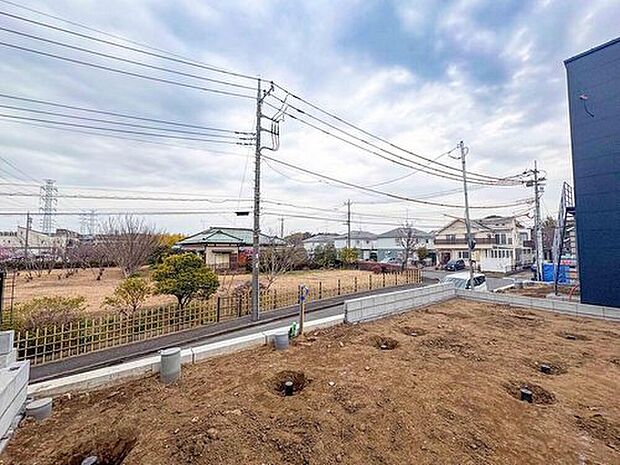 【現地外観写真】周辺は車通りが穏やかで、落ち着いた毎日を過ごせる立地。のんびり暮らしたい方にちょうどよい環境です。