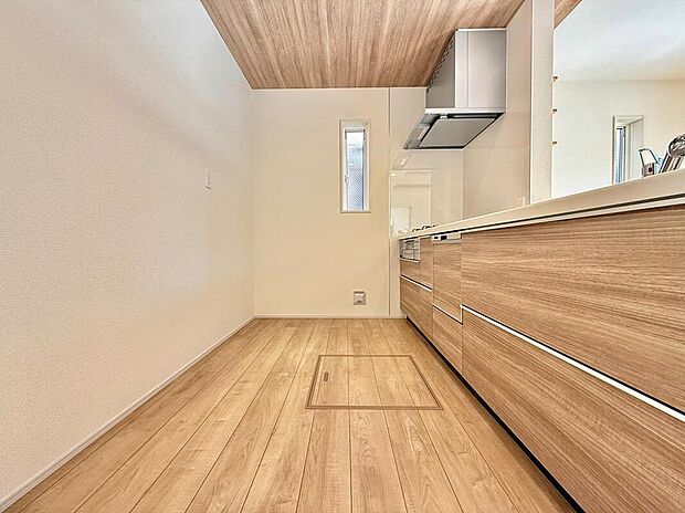 【キッチン】洗練されたカラーで統一されたキッチンは、ご家族を見守る事の出来る生活導線上に配置。皆が集まるＬＤＫを見ながら振るう料理は、愛情と温もりが詰まった素敵なモノになりそうですね。