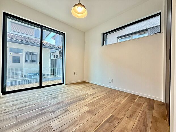 【洋室】お子様の心と身体を見守る子供部屋として、思春期のプライバシーを重視したり、成長に合わせて机やベッドを自由にレイアウトできるようにと、小さな自立心を育むお部屋作りを見越してご覧下さい。