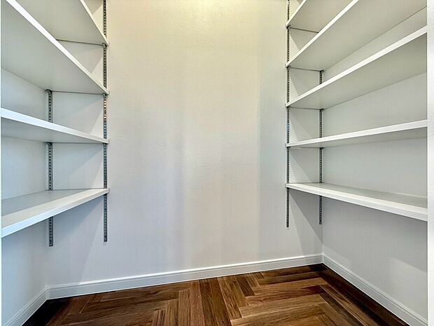 【ウォークインクローゼット】大容量のウォークインクローゼット。スーツやコートにジャケット、季節物の家電といった使わないものも全て収納へしまっておけそうですね。