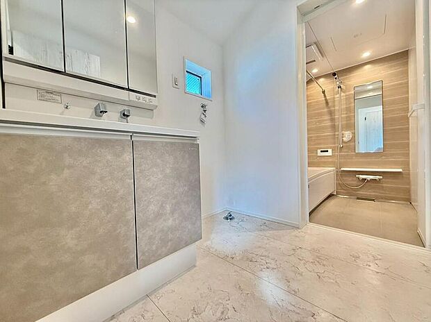 【洗面台・洗面所】朝の身支度から帰宅後の手洗いまで、暮らしの動線を支える洗面室。使いやすさと清潔感にこだわり、家族みんなが気持ちよく使える空間に仕上がっています。