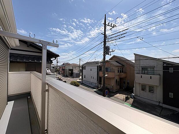 【バルコニー】広い空を独占する開放感あふれるバルコニー。風が通り抜けるこの場所は、たくさんの洗濯物も太陽の香りに包んでくれます。