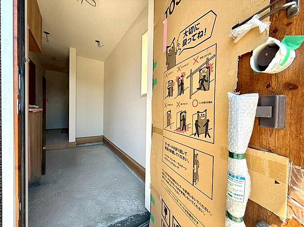 【玄関】住まいの顔として、訪れる人を優しく迎え入れる広々とした玄関空間。大きな荷物を持っていてもゆったりと動ける広さを確保しました。