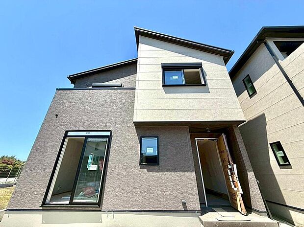 【現地外観写真】デザイン性と安全性のどちらも妥協しない。注文住宅を手掛けるデザイナーが描く美しい外観と、最高ランクの耐震性能が共演。