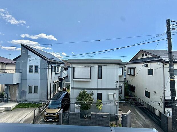【住戸からの眺望写真】風通し・日当たりともに良好で、周辺に高い建物もなく、視界も開けています。