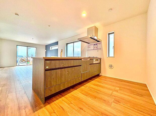 【キッチン】【同形状・同仕様　キッチン】リビングのご家族やゲストと会話を楽しみながらお料理ができる対面式キッチン。手元が見えるオープンな設計で、空間をより広く、スタイリッシュに見せてくれます。