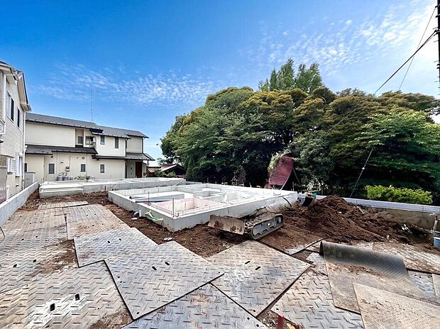 【現地外観写真】現在は、住まいを支える頑強な基礎工事が進んでいます。見えない部分の「安心」と、住まう人の「満足」を追求したこだわりの一邸。完成を楽しみに、この地に描かれる新しい日常を想像してみてください。