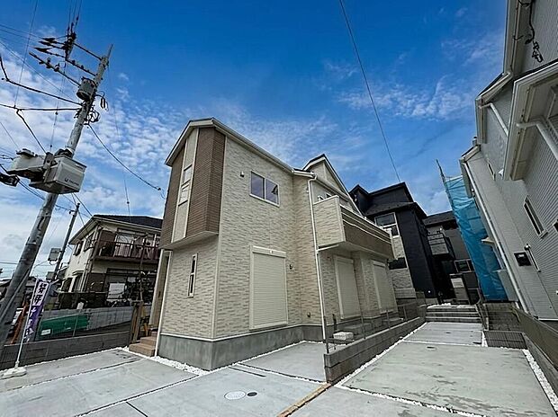 【現地外観写真】一棟ごとにこだわりを持ちつつ、全体で調和する洗練された外観デザイン。似ているようで少しずつ違う表情を持つ住まいが、暮らすほどに愛着が深まる『私だけの邸宅』となるでしょう。