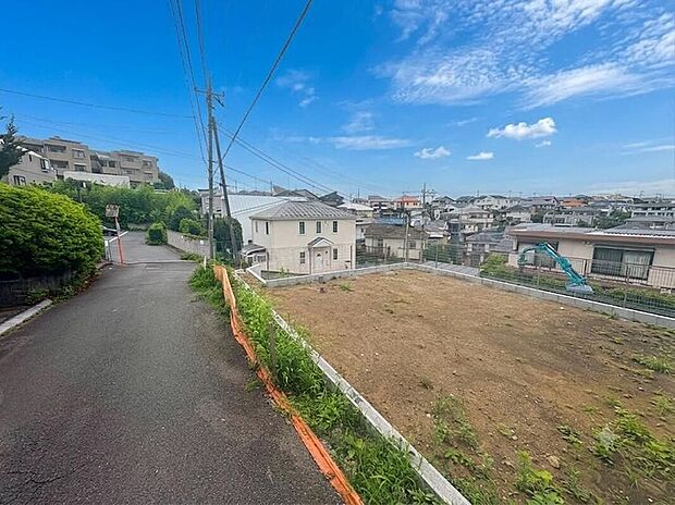 【前面道路含む現地写真】カースペース2台可!
セカンドカーや来客時にも便利な、ゆとりある敷地設計です。ぜひ現地の開放感と合わせてご確認ください。