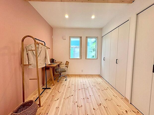 【リビング以外の居室】優しいピンクのアクセントクロスが目を惹く華やかな洋室!クローゼット完備で空間を広く使え、お子様のお部屋や趣味を楽しむスペースとしてもぴったりです。