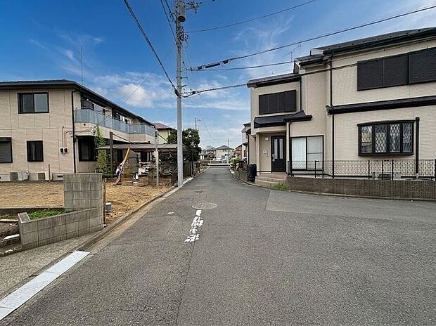【前面道路含む現地写真】並列2台駐車可能なゆとりのカースペースを完備。前面道路の見通しが良く、スムーズな車の出し入れが叶います。