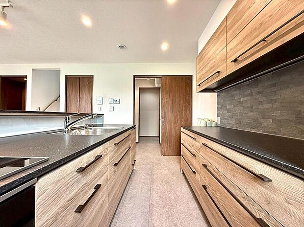 広く取られた対面キッチンは、リビングで寛ぐご家族と会話をしながらお料理が出来ます。