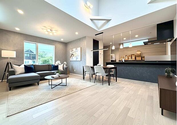 ゆったりLDKは家族との憩いの空間を実現。※画像は実際の室内写真をもとに、家具・調度品の配置例をCG合成したもので、実際とは多少異なります。また、家具等は販売価格に含まれません。