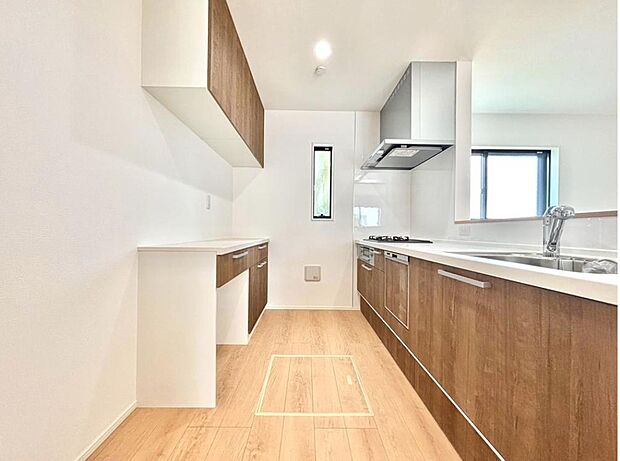 【キッチン】
キッチンからリビングが見渡せてお子様を見守りながら料理を楽しめます！