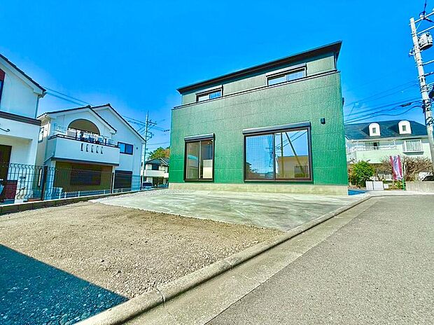 敷地面積50坪超のゆとりある敷地。カースペースは3台分を確保しており、お車を複数台お持ちのご家庭にも最適です。三方角地ならではの開放感と、青空に映えるグリーンの外壁が特徴的なデザイン邸宅です。