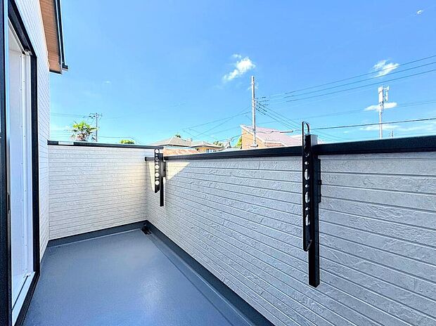 【バルコニー】日当りも良く、お洗濯物やお布団もたくさん干せます♪洗濯ものをたっぷり干すことができます。