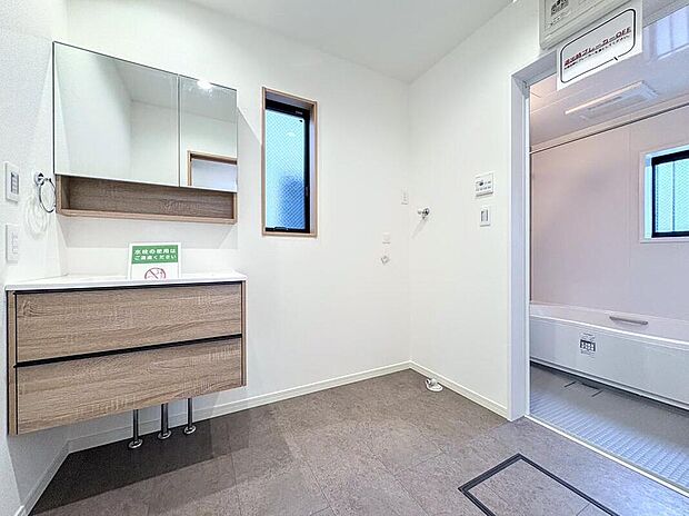 【モデルハウス写真】収納たっぷり、スッキリと見映えの良い空間に拵えました。時間に余裕とゆとりを持たせます。