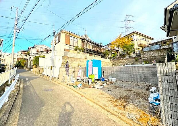 【前面道路含む現地写真】カースペース2台可 !大型車と小型車を並列駐車できる土地41坪超のゆとり♪