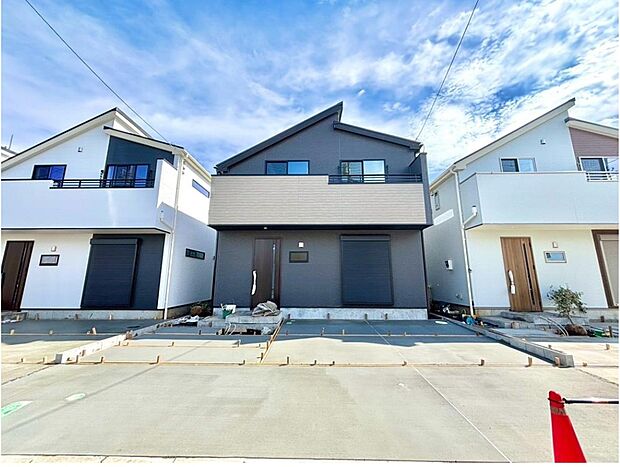 【前面道路含む現地写真】カースペース並列２台駐車可♪家族分の自転車を駐輪したり、急な来客用の駐車スペースとしてもお使いいただけます♪