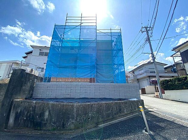 【現地外観写真】長期優良住宅やBELS、設計・建設住宅性能評価を取得。地盤調査済の強固な基盤に、耐震・省エネ性能を凝縮しました。50坪超の土地と確かな品質が、将来の資産価値を支えます。