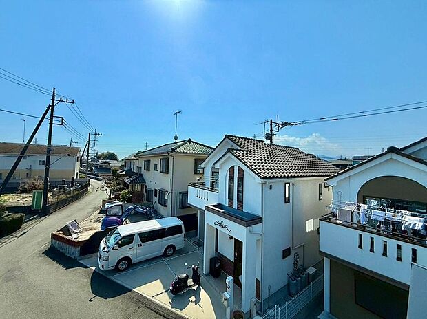 【物件からの眺望】バルコニーの先に広がる、遮るもののない青空と穏やかな街並み。三面道路の立地が叶える開放的な抜け感が魅力です。光と風をたっぷり取り込み、日常に贅沢なひとときを。