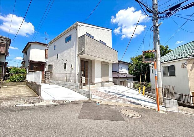 【前面道路含む現地写真】アルミ樹脂複合サッシを採用し、断熱性にも配慮☆