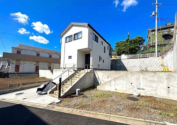 【前面道路含む現地写真】閑静な住宅街に位置し、周辺は豊かな緑に恵まれた潤いある環境。身近にお買い物施設も充実しており、四季の自然を感じる落ち着いた暮らしの中に、確かな便利さを実感でき立地です。