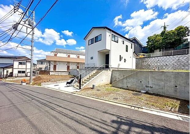 【前面道路含む現地写真】ハイルーフを駐車できるカースペースを完備。日々のお買い物や週末のドライブ、お子様の送迎など、マイカーのある便利な暮らしを支えます。