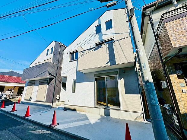 ◇◆外観◆◇
スタイリッシュな外観デザインの新築戸建。ロフトのある設計で空間を有効活用した住まいです。