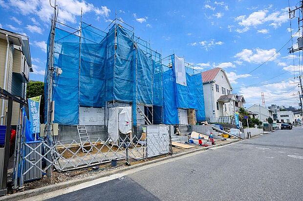 ◇◆分譲の街並み◆◇
ブルーライン「センター南」駅徒歩12分。毎日の移動が便利で、買い物やお出かけもラクラク。駅近の安心感と落ち着きのある住宅街で、家族時間を豊かに過ごせます。