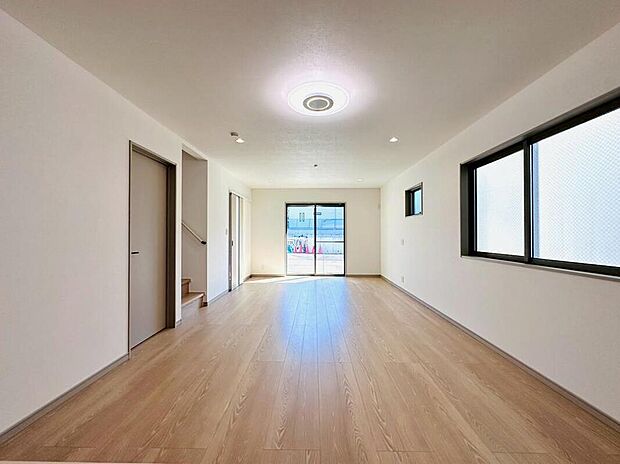 ◇◆リビング◆◇
大きな掃き出し窓からはたっぷりの陽光が差し込み、リビングを明るく包み込みます。日中は照明いらずの明るさで、家族の団らんをより暖かく、穏やかに彩ります。