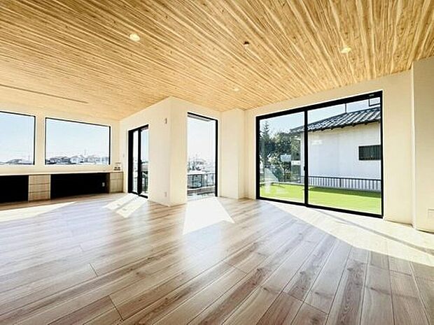 ◇◆リビング◆◇
南側の大きな窓からお庭へと視線が抜ける、開放感たっぷりのリビング。高台ならではの明るい陽光が差し込み、室内外がつながるような心地よい空間が広がります。